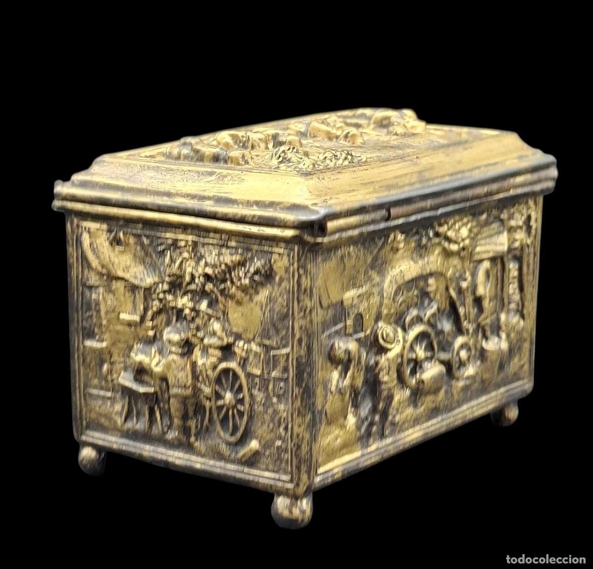 Cajas y cajitas met&aacute;licas: CAJA JOYERO SECRETER EN METAL MUY DECORADA CON ESCENAS COSTUMBRISTAS EN ALTORRELIEVE