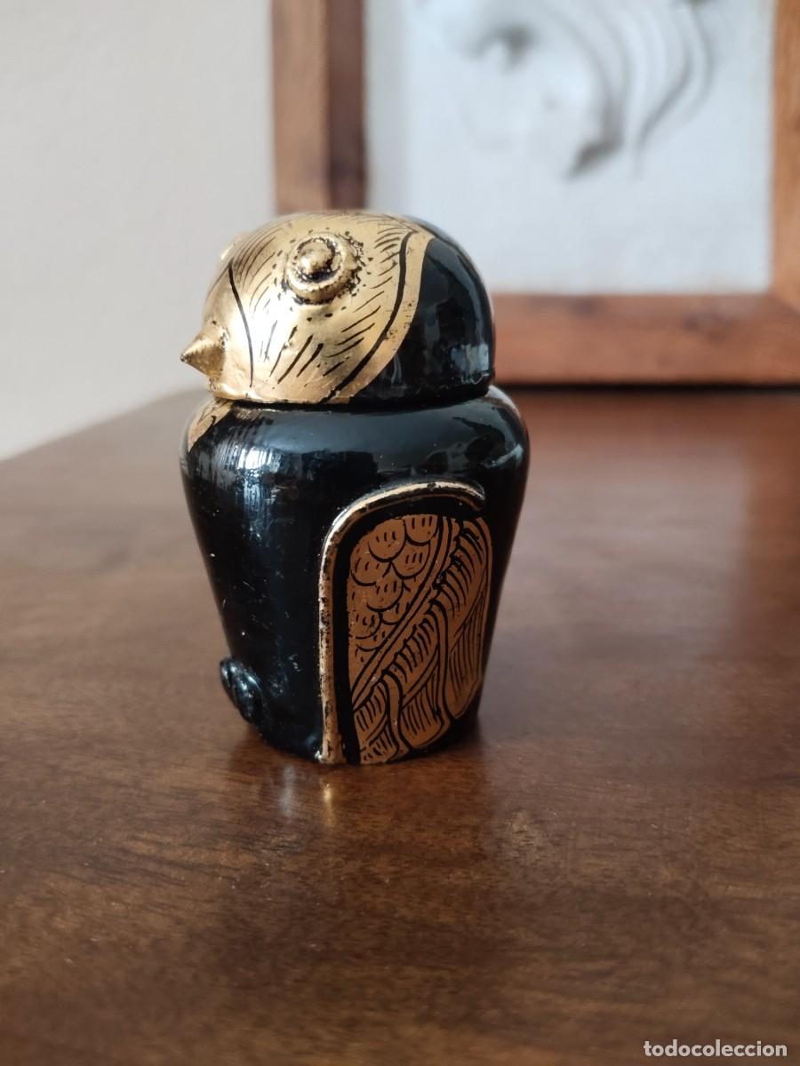 Cajas y cajitas met&aacute;licas: Vaso canopo con forma de b&uacute;ho. En madera lacada.