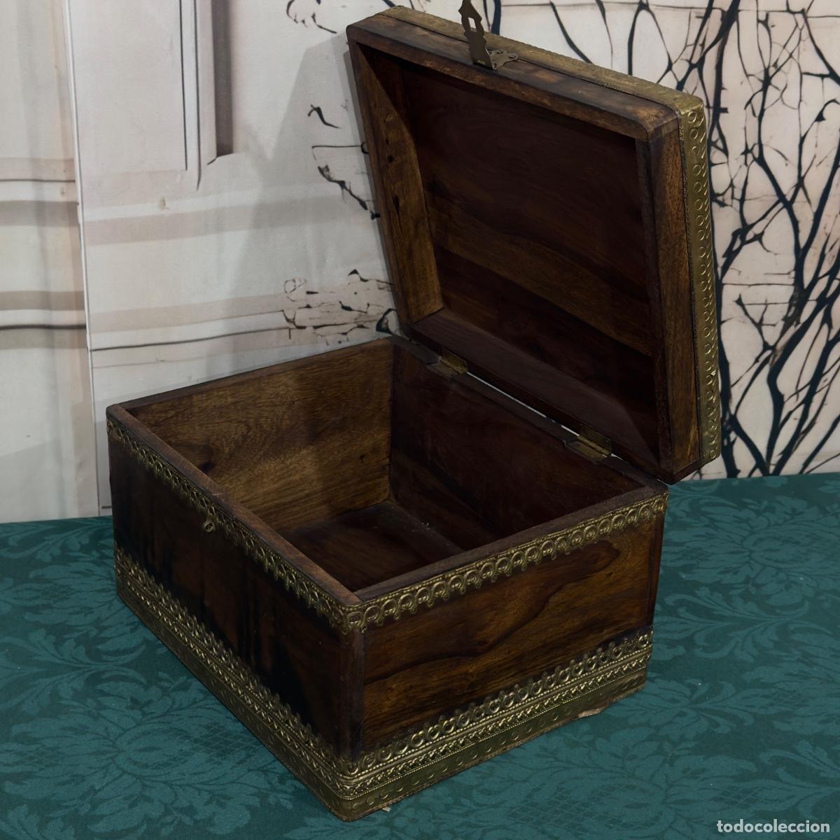 Cajas y cajitas met&aacute;licas: Caja de Madera con Lat&oacute;n Repujado