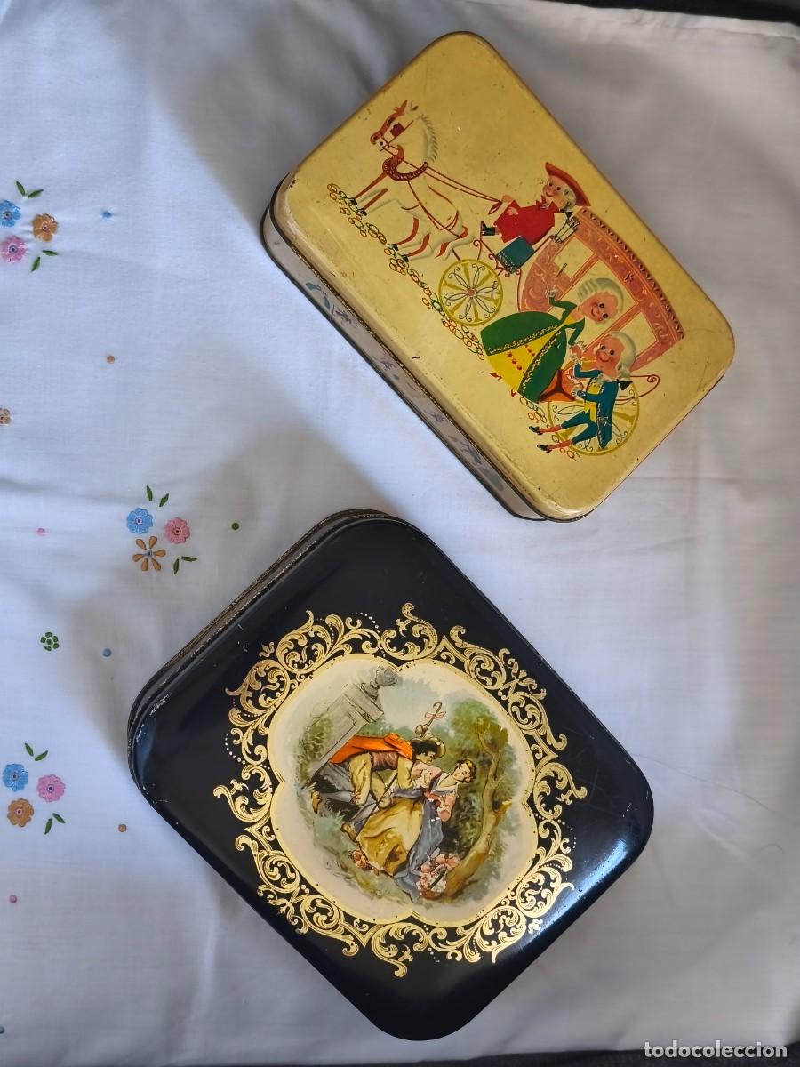 Cajas y cajitas met&aacute;licas: 2 cajas de lata, amor galante: cortesano (solano) y pastoril (Heller, peregrino Santiago).