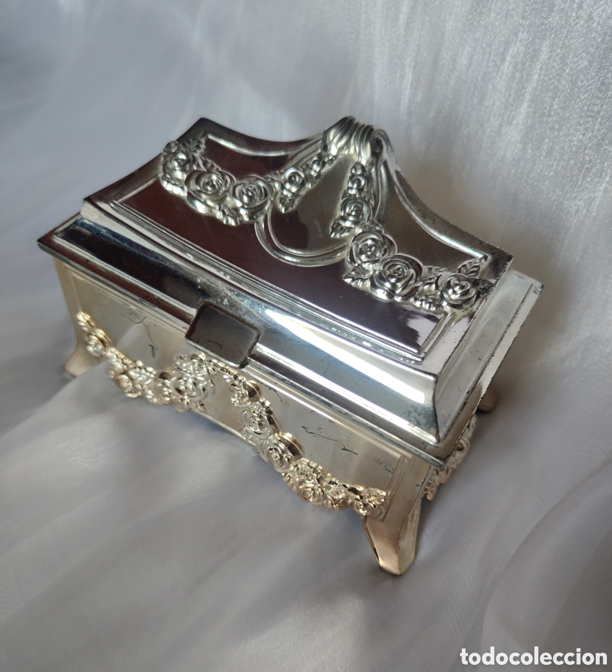 Cajas y cajitas met&aacute;licas: Joyero Vintage de Metal Plateado con Relieve Floral Interior Terciopelo Caja Decorativa