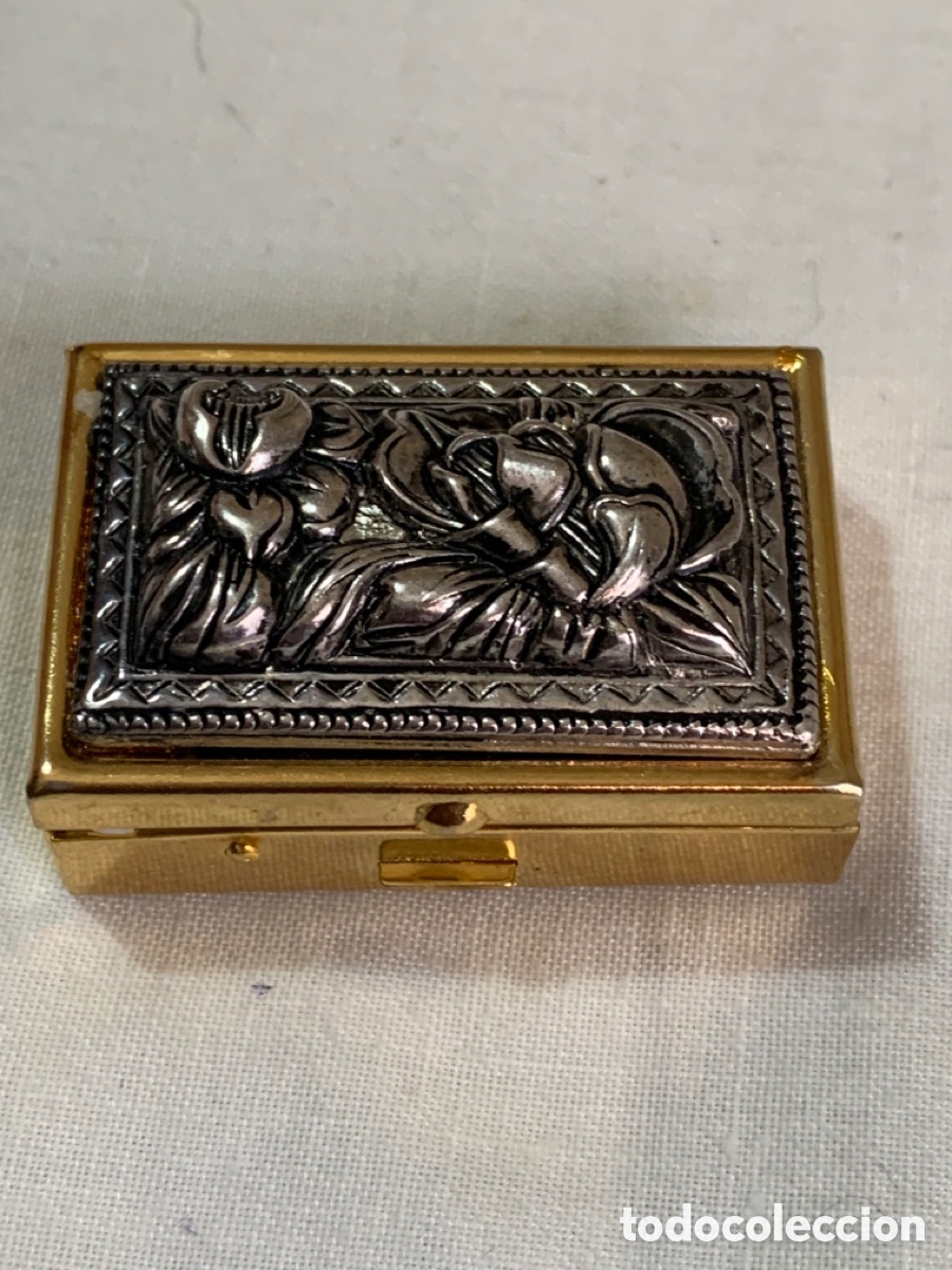Cajas y cajitas met&aacute;licas: Pastillero antiguo religioso con relieve floral