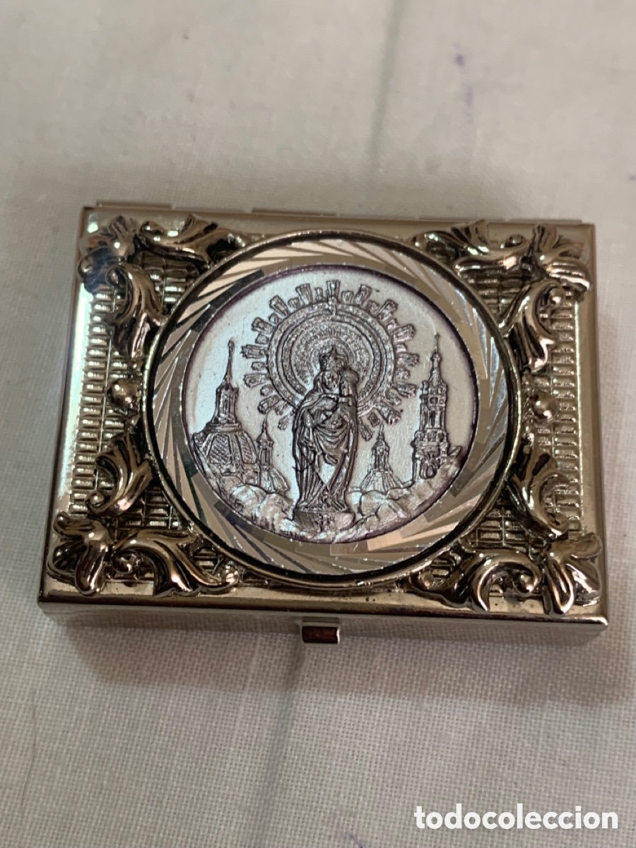 Cajas y cajitas met&aacute;licas: Pastillero de metal plateado con relieve religioso