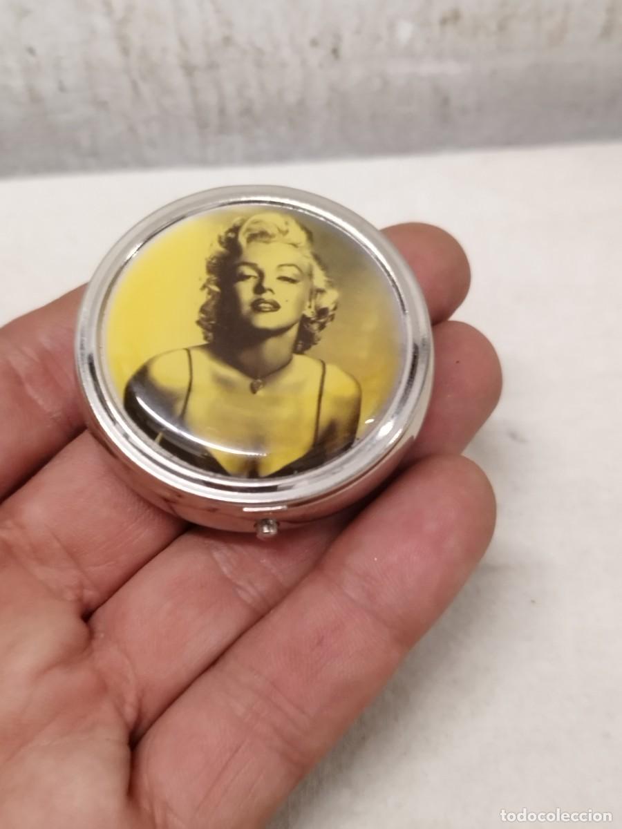 Cajas y cajitas met&aacute;licas: Peque&ntilde;a caja, Cajita pastillero. Con la imagen de Marilyn Monroe, en la tapadera.