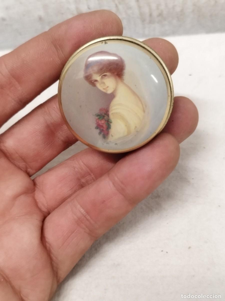 Cajas y cajitas met&aacute;licas: Peque&ntilde;a caja, Cajita pastillero. Con la imagen de Mujer con ramo flores. Caramelos, golosinas Calvo.