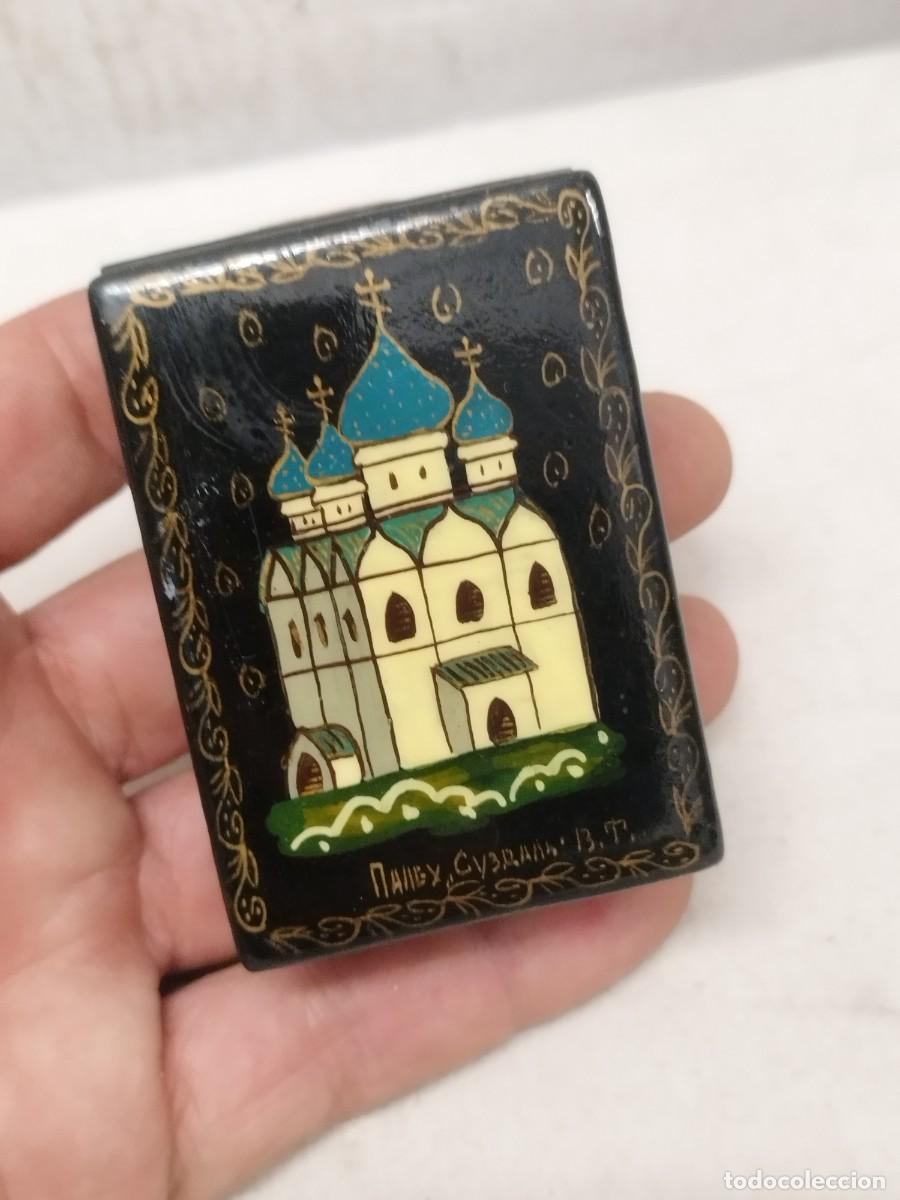 Cajas y cajitas met&aacute;licas: Antigua caja de madera lacada. Rusa, con iglesia ortodoxa.