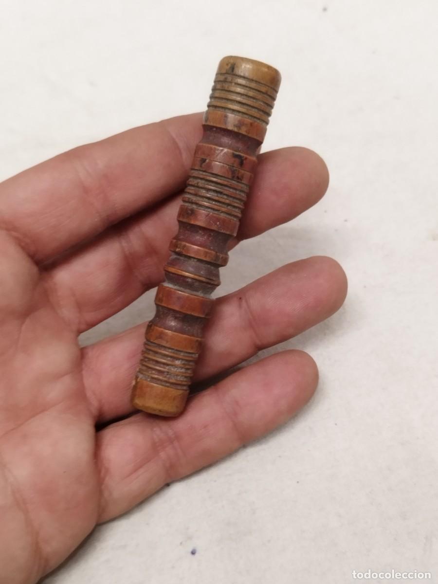 Cajas y cajitas met&aacute;licas: Antigua caja cil&iacute;ndrica de madera. Tubo para guardar agujas de coser.