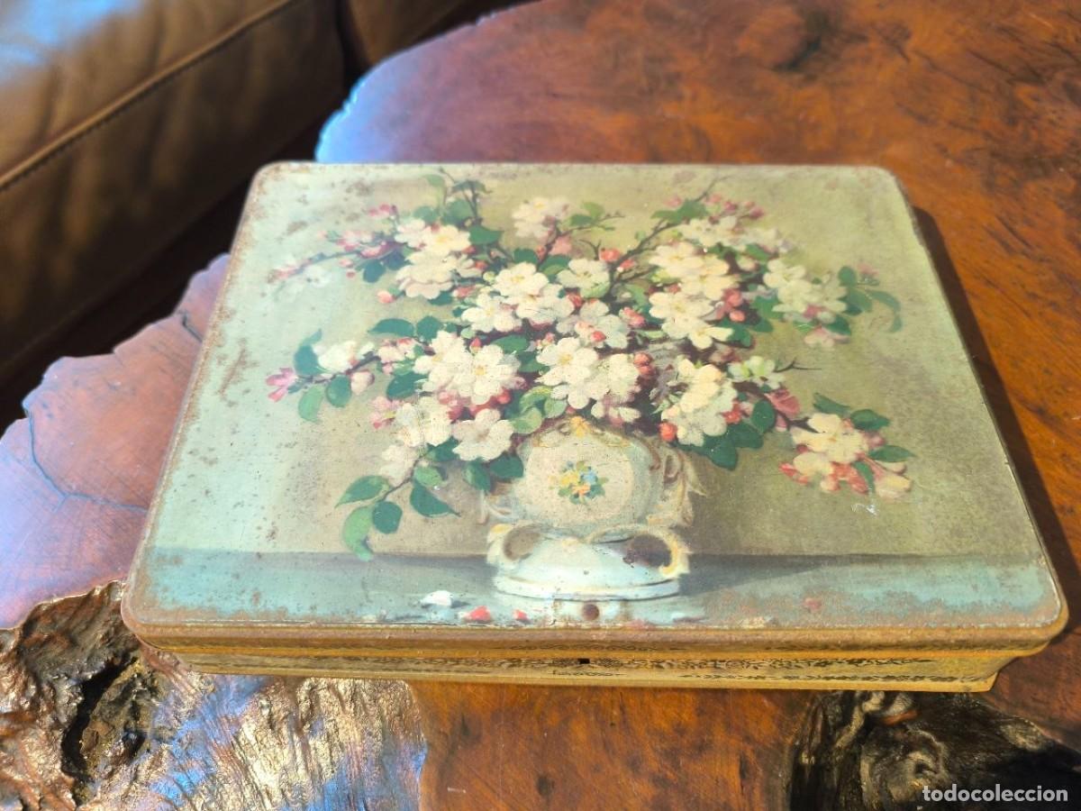 Bo&icirc;tes et petites bo&icirc;tes m&eacute;talliques: ANTIGUA CAJA DE HOJALATA CON CERRADURA COTE D&acute;OR CHOCOLAT BELGE