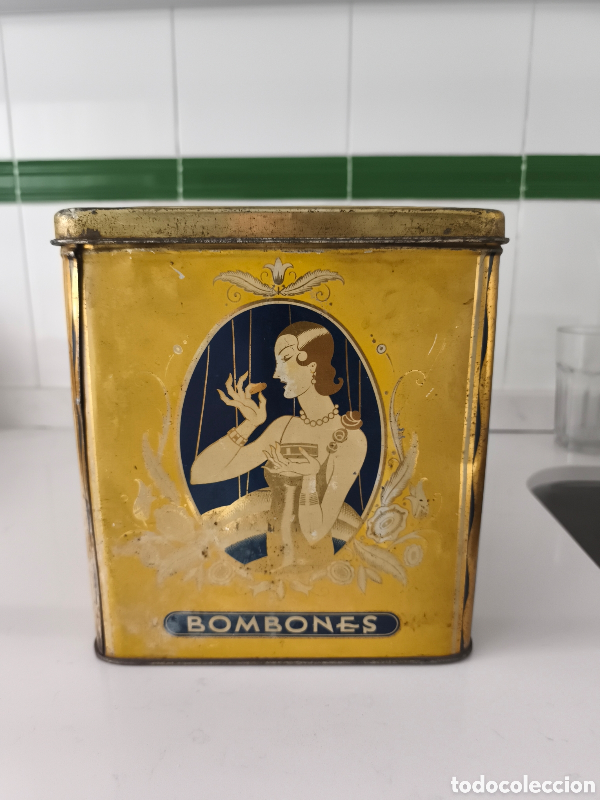 Cajas y cajitas met&aacute;licas: Antigua lata de Hojalata de bombones y caramelos Joaqu&iacute;n S&aacute;nchez, Zaragoza