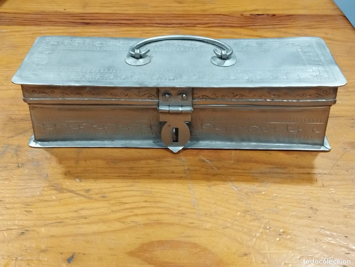 Cajas y cajitas met&aacute;licas: CAJA HIERRO CON PASADOR Y ASA EN LA PARTE SUPERIOR.