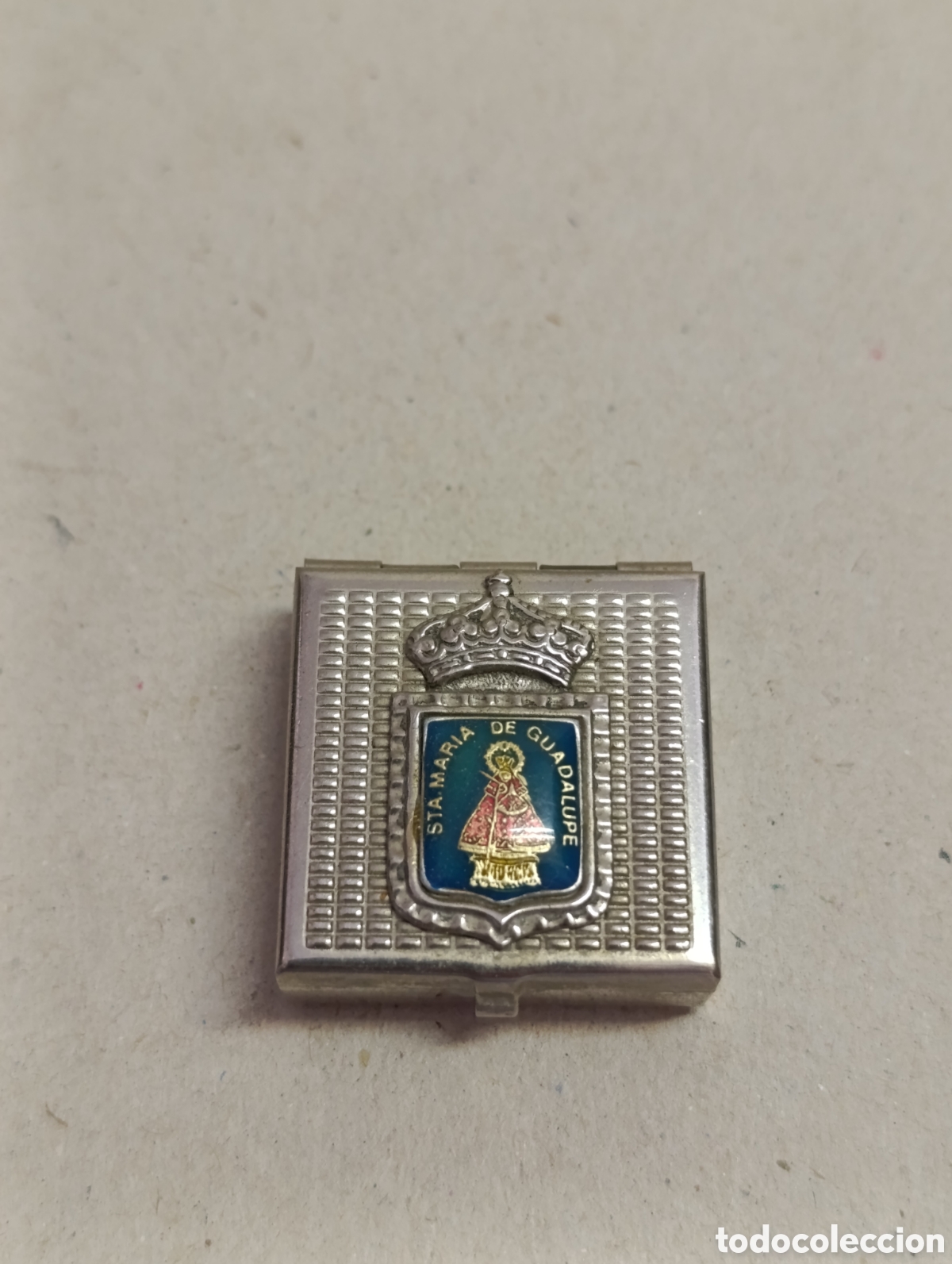 Cajas y cajitas met&aacute;licas: CAJA PASTILLERO DE METAL CON ESMALTE DE SANTA MARIA DE GUADALUPE.