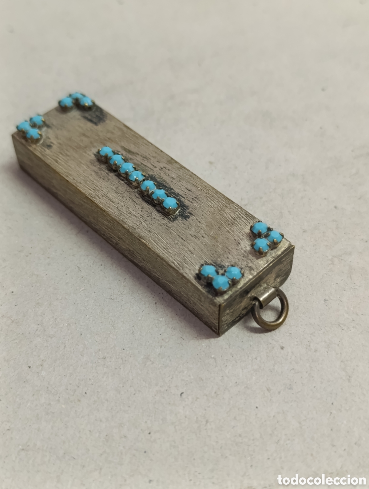 Cajas y cajitas met&aacute;licas: CAJA PASTILLERO COLGANTE EN METAL CON DETALLES EN CRISTALES TURQUESAS.