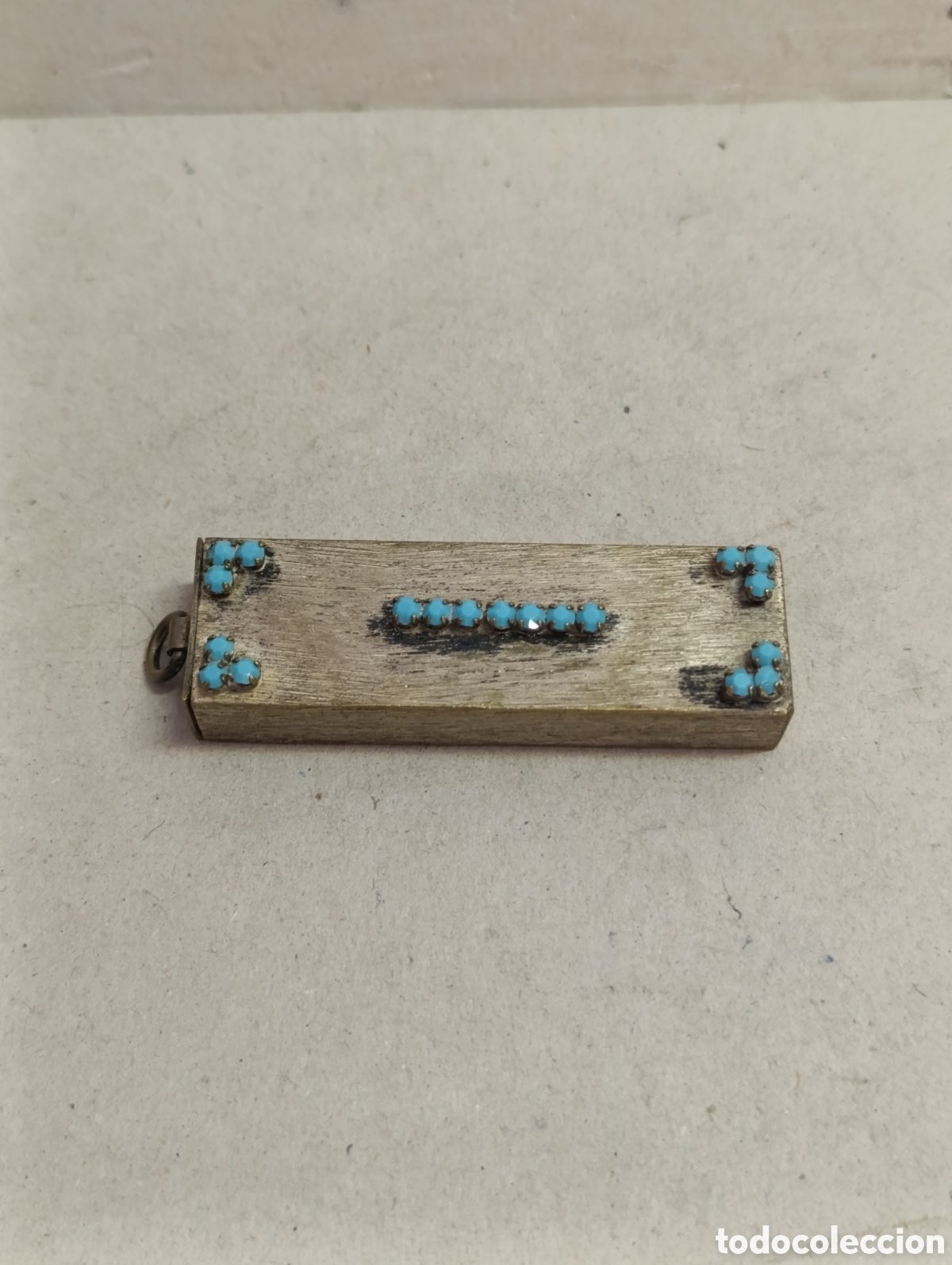 Cajas y cajitas met&aacute;licas: CAJA PASTILLERO COLGANTE EN METAL CON DETALLES EN CRISTALES TURQUESAS.
