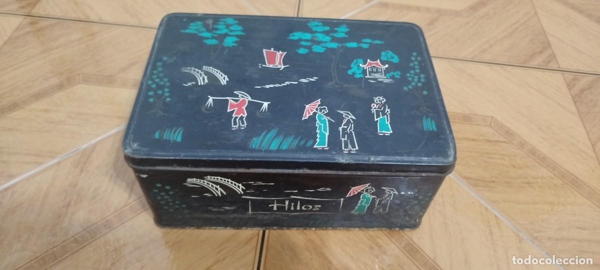 Cajas y cajitas met&aacute;licas: Cartel met&aacute;lica Cola Cao Hilos