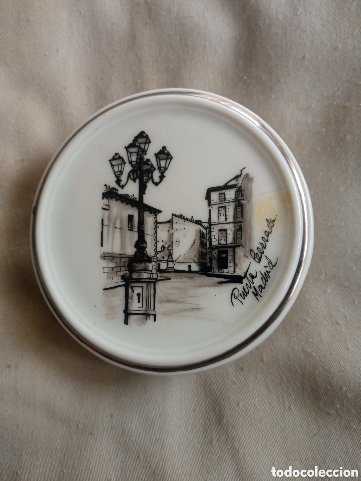 Cajas y cajitas met&aacute;licas: Antigua caja de porcelana Bidasoa, decorada a mano por E. Fern&aacute;ndez, mide 80x27mm