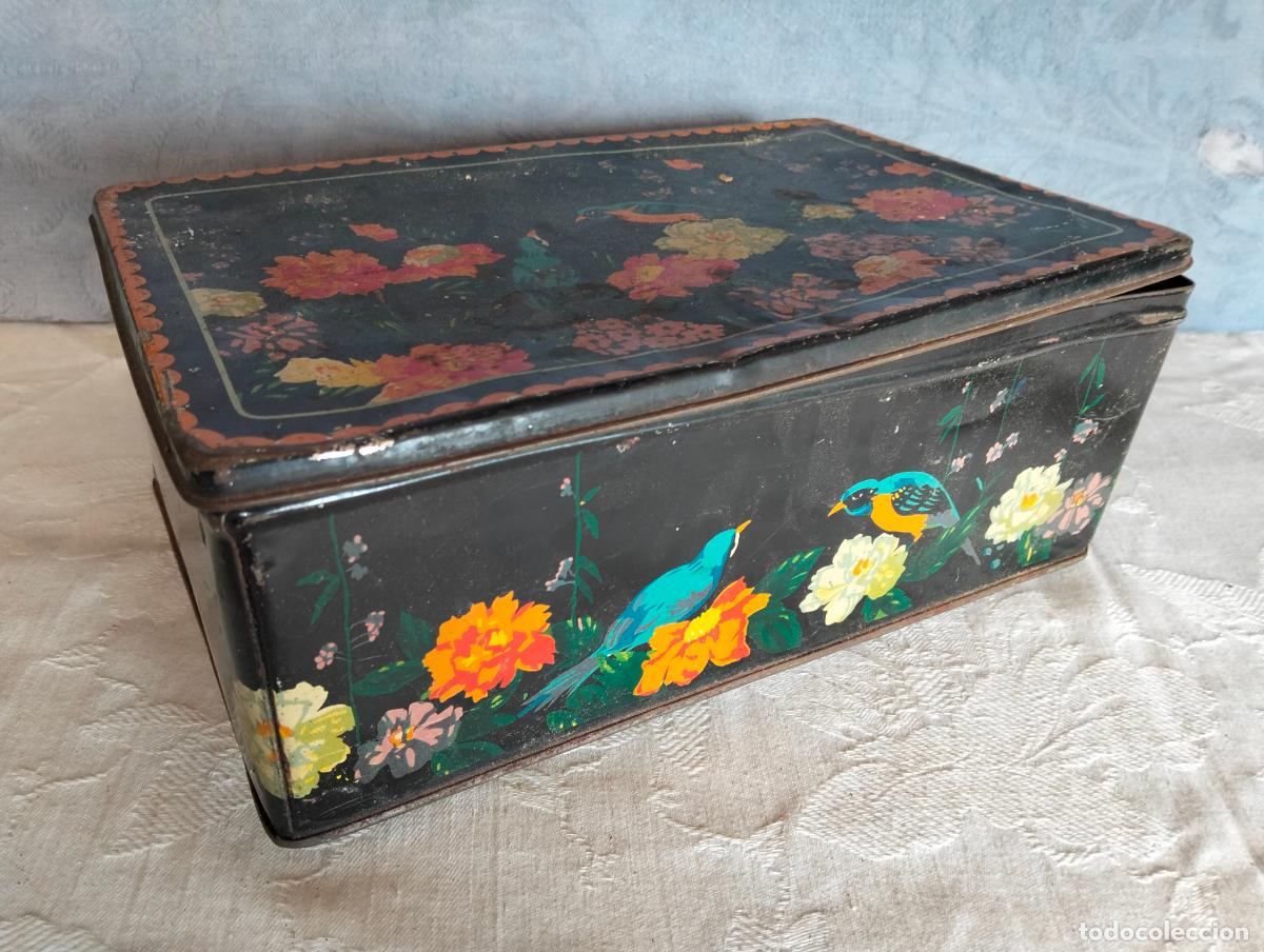 Bo&icirc;tes et petites bo&icirc;tes m&eacute;talliques: Antigua caja de metal color negro con p&aacute;jaros flores met&aacute;lica
