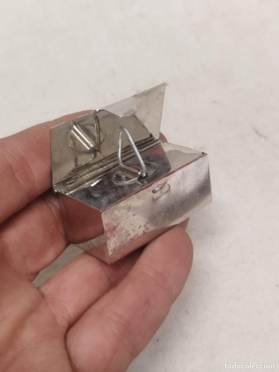 Cajas y cajitas met&aacute;licas: Antigua peque&ntilde;a caja, cajita metalica a identificar. Pastillero