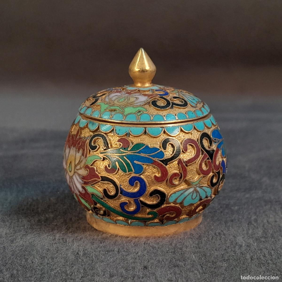 Caixas e caixinhas met&aacute;licas: PEQUE&Ntilde;O PASTILLERO EN ESMALTE CLOISONN&Eacute; SOBRE METAL DORADO. SIGLO XX