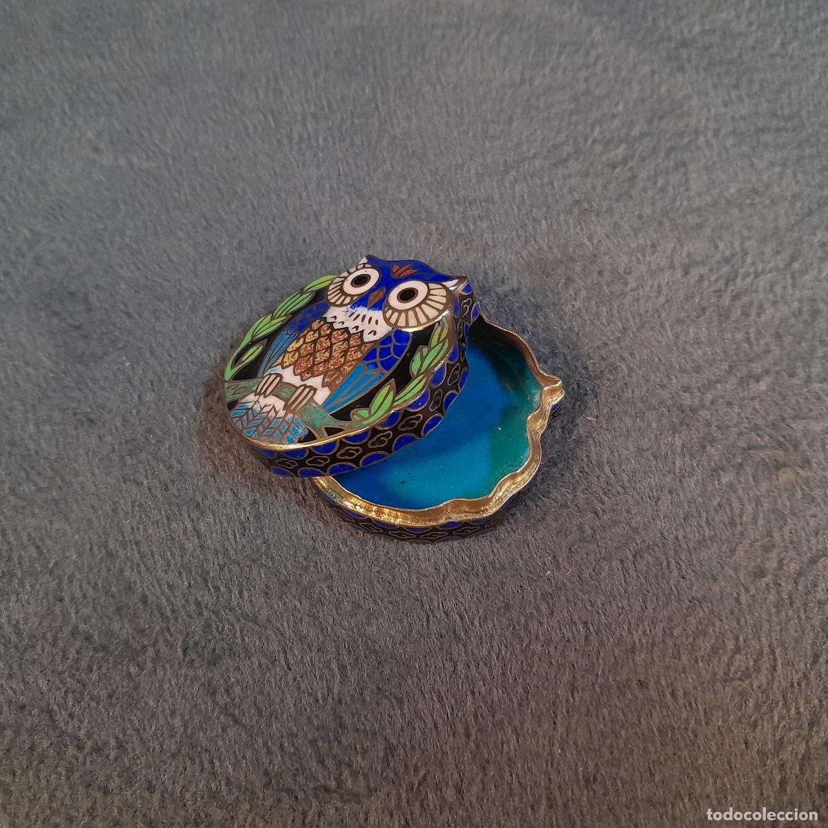 Caixas e caixinhas met&aacute;licas: CAJITA CLOISONN&Eacute; CON FORMA DE B&Uacute;HO. SIGLO XX.