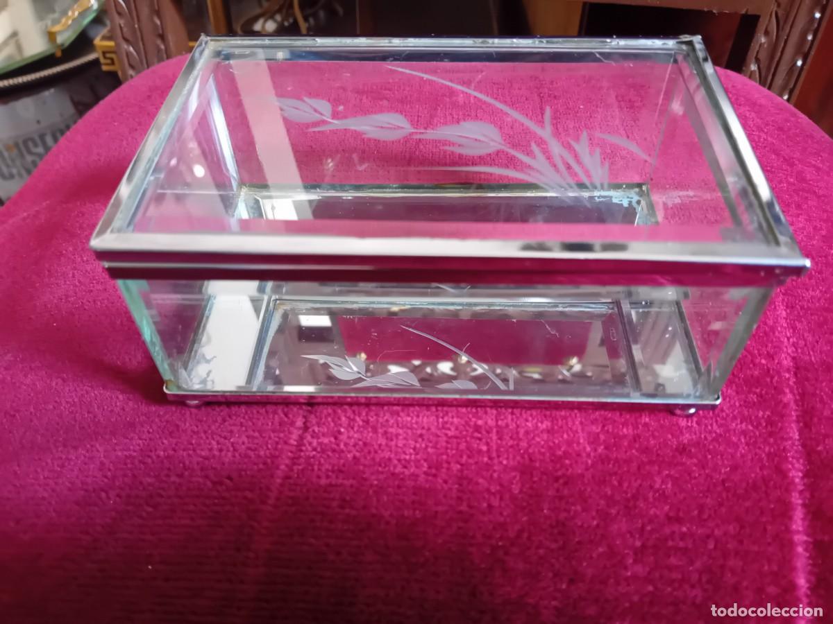 Cajas y cajitas met&aacute;licas: Joyero de cristales biselados fondo de espejo y tapa decorada con hojas y flores