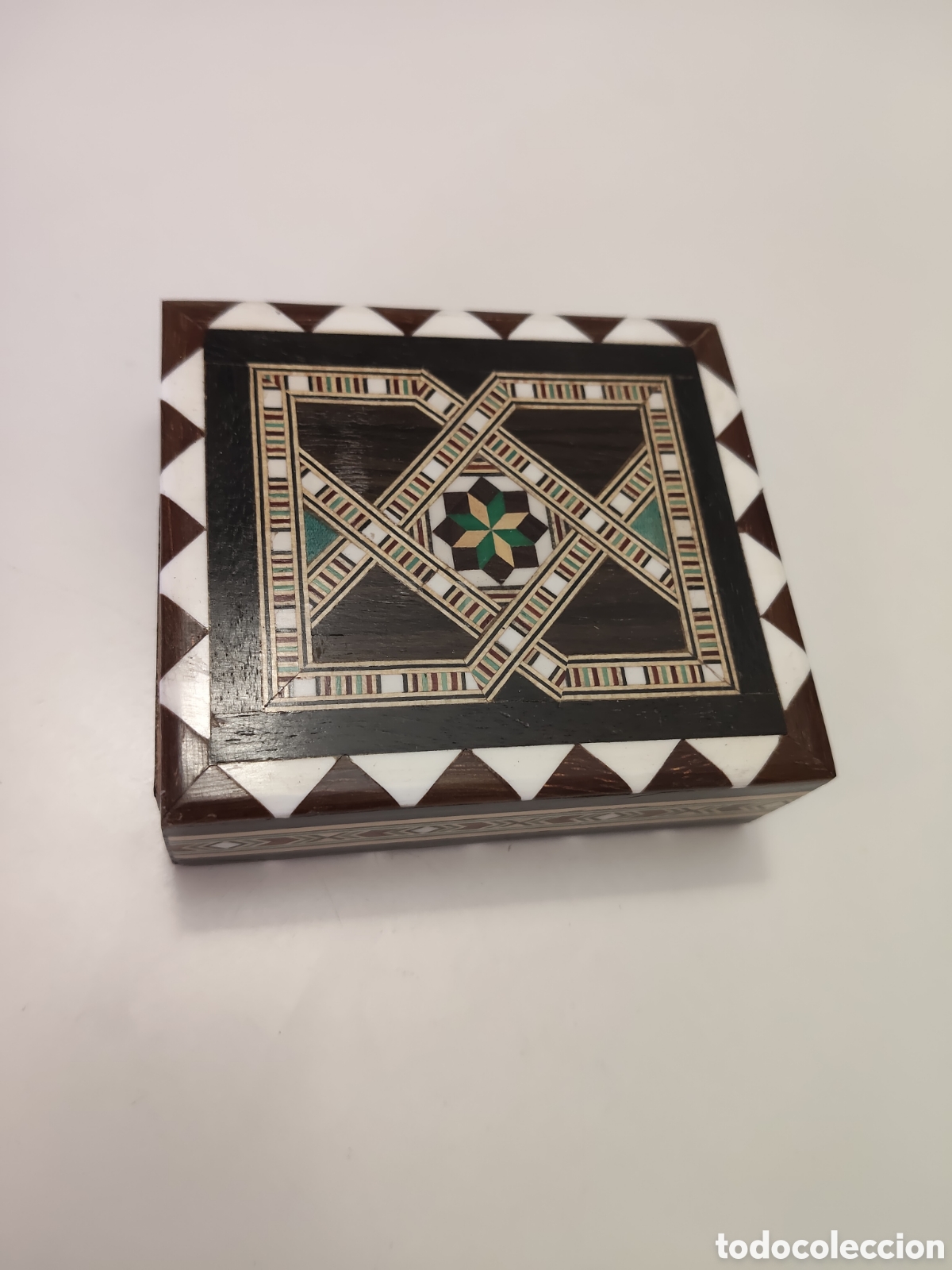 Cajas y cajitas met&aacute;licas: Caja taracea de madera de marqueter&iacute;a con caj&oacute;n escondido