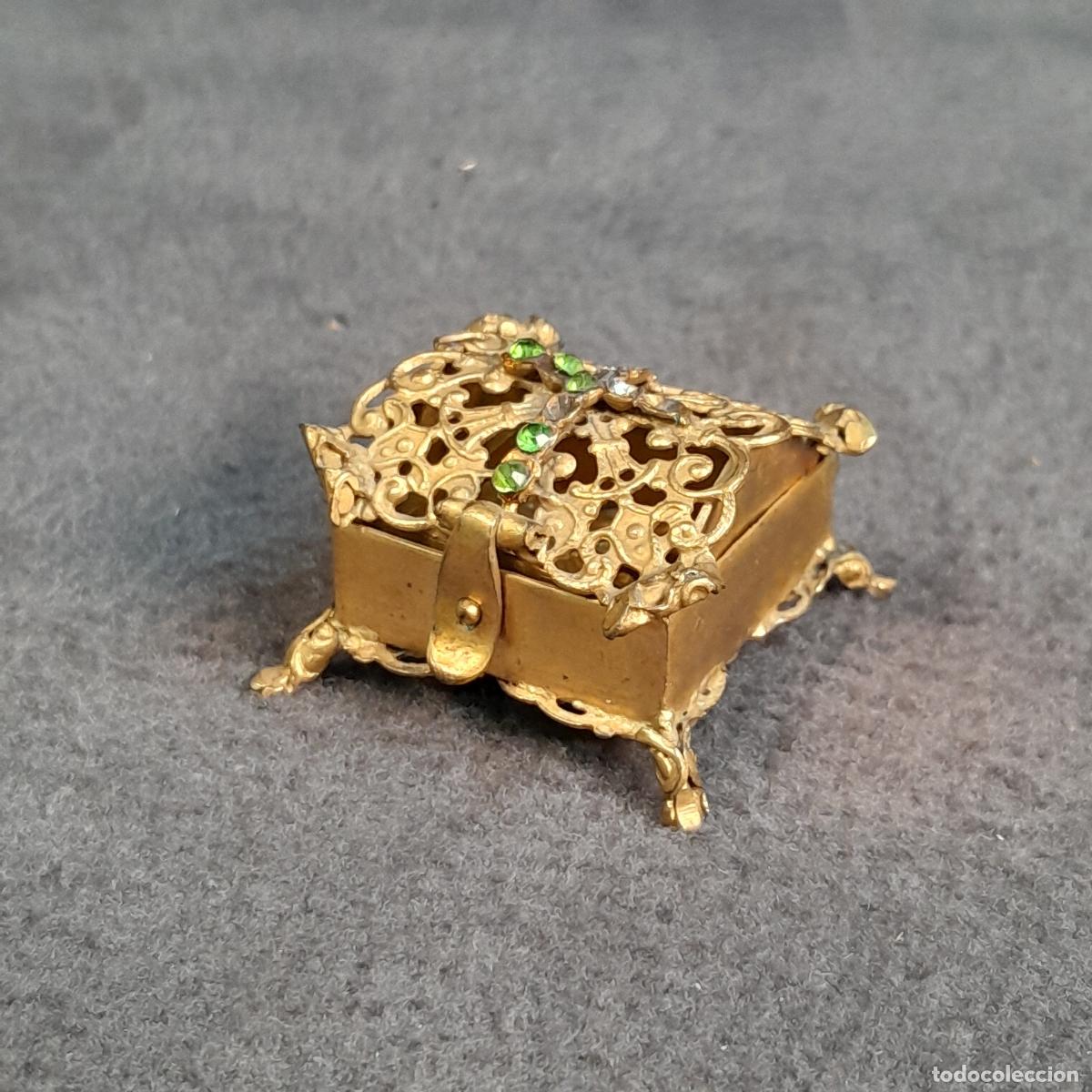 Bo&icirc;tes et petites bo&icirc;tes m&eacute;talliques: PEQUE&Ntilde;O JOYERO EN MINIATURA DE LAT&Oacute;N DORADO CON FILIGRANA Y CRISTALES. SIGLO XIX