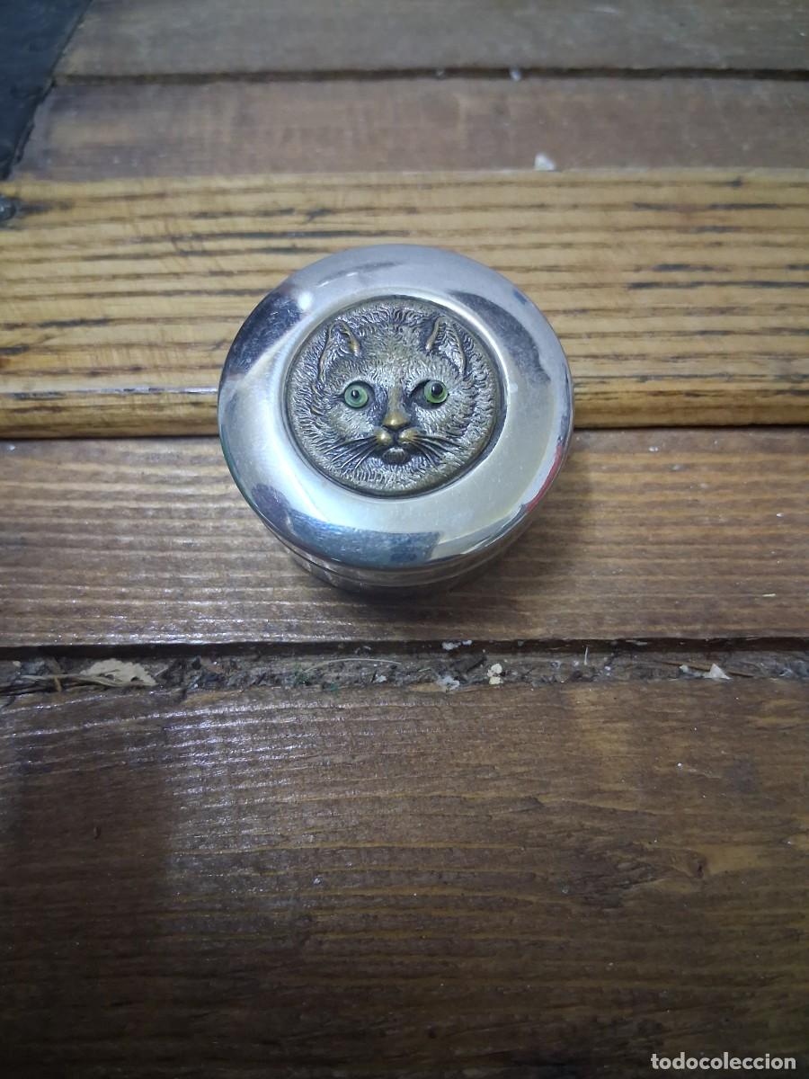 Cajas y cajitas met&aacute;licas: Caja cajita de metal pastillero con cabeza de gato en relieve