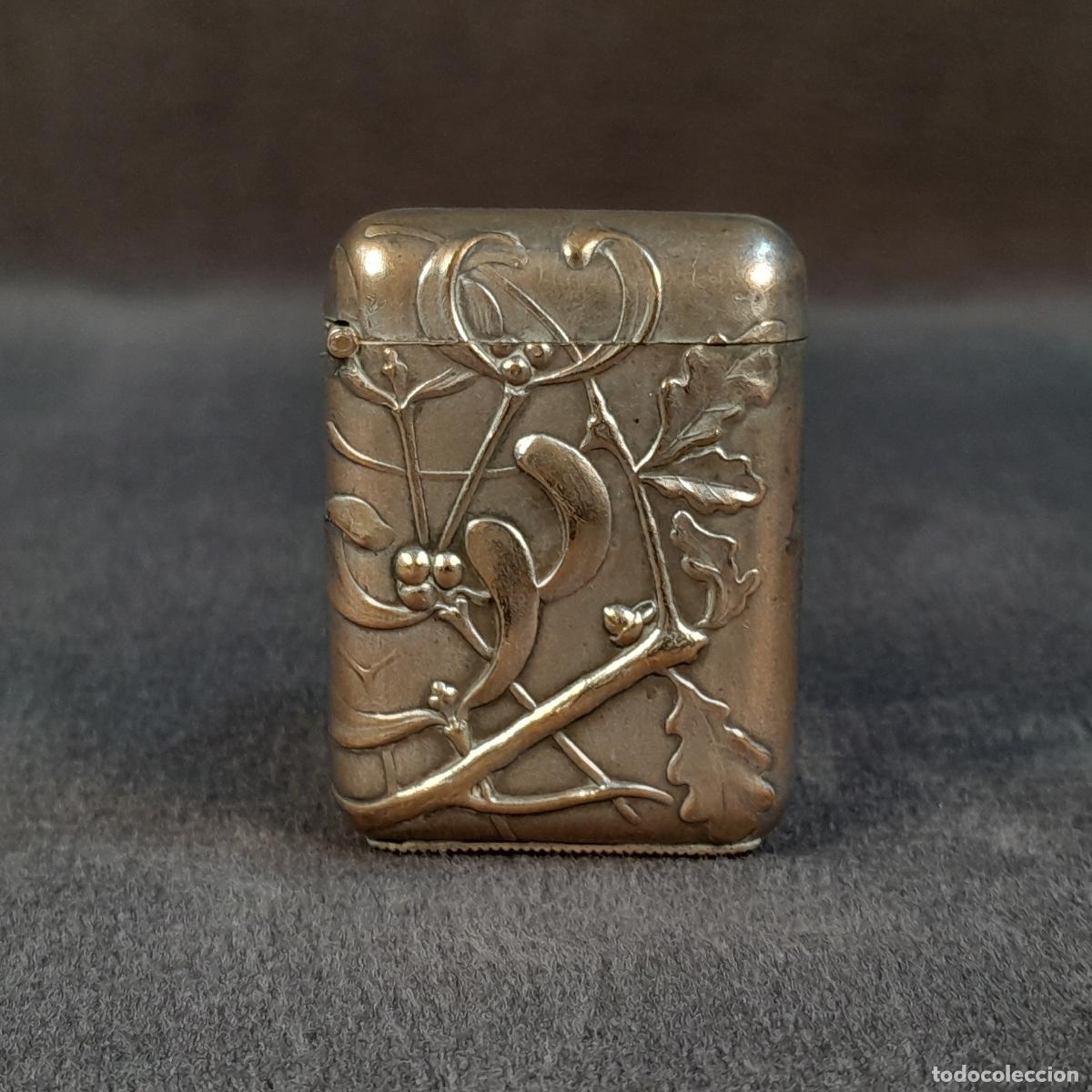 Cajas y cajitas met&aacute;licas: PORTACERILLA DE BOLSILLO EN METAL PLATEADO.ART NOUVEAU.MOTIVOS DE MU&Eacute;RDAGO Y ROBLE.PRINCIPIOS S.XX