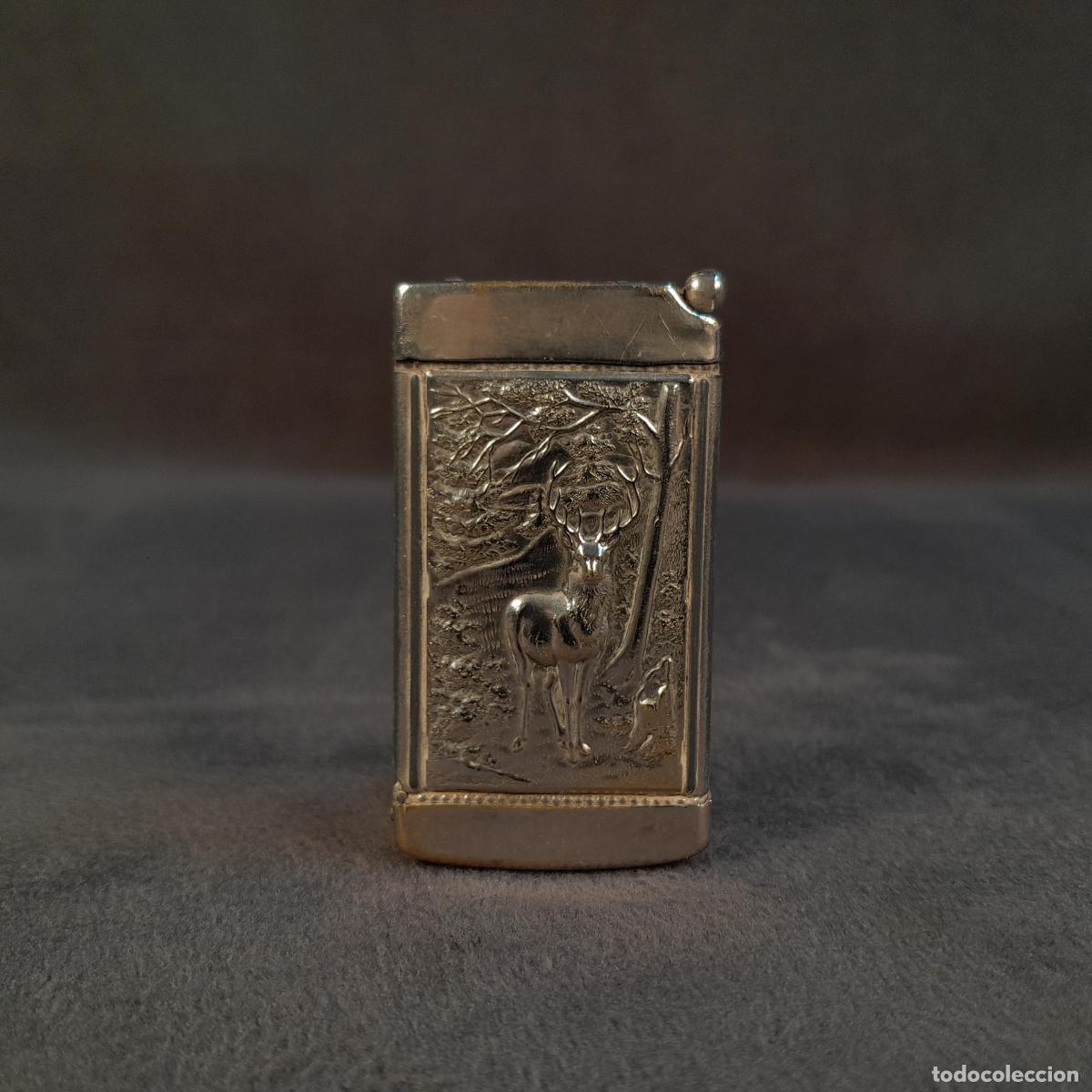 Cajas y cajitas met&aacute;licas: PORTACERILLAS DE BOLSILLO EN METAL CON MOTIVO DE CIERVO EN RELIEVE. PRINCIPIOS S.XX
