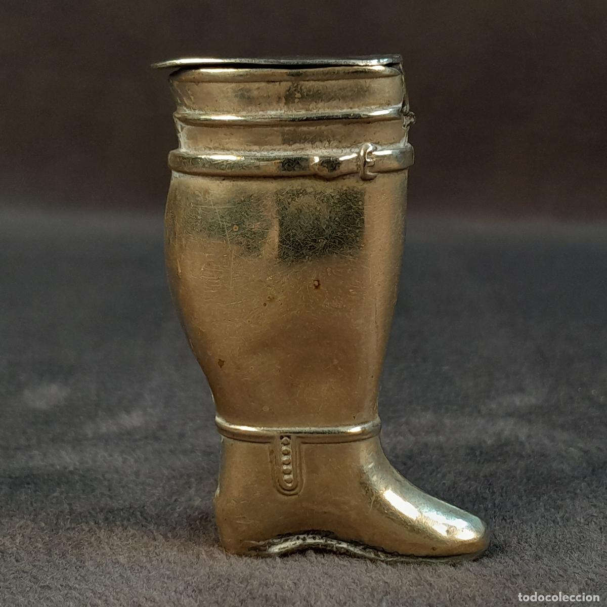 Cajas y cajitas met&aacute;licas: PORTACERILLAS DE BOLSILLO EN METAL DORADO CON FORMA DE BOTA DE MONTAR.PRINCIPIOS DEL S.XX