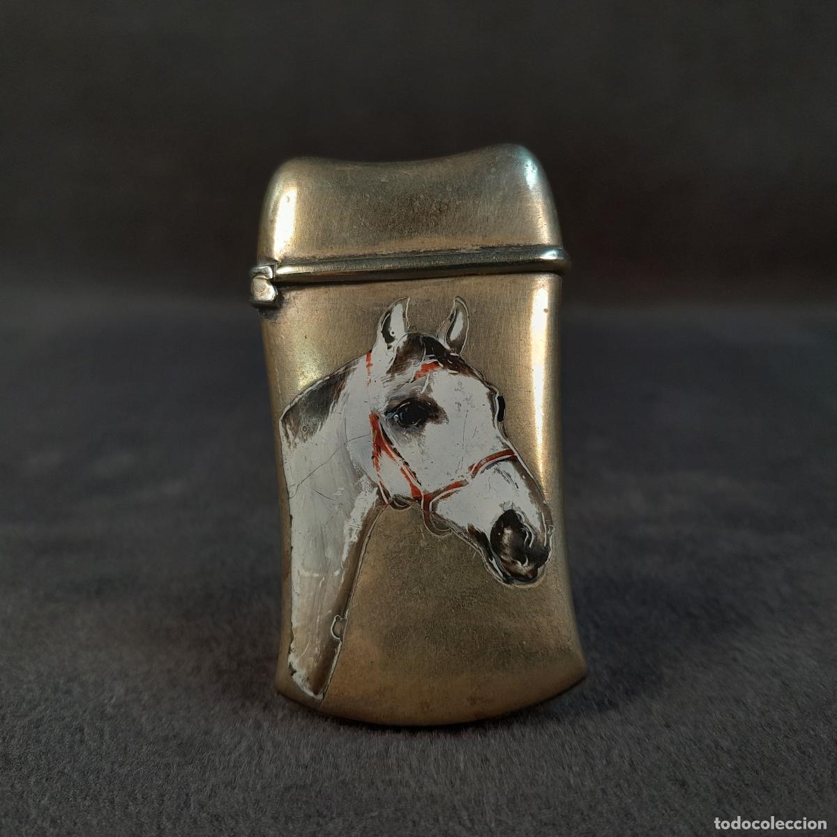 Cajas y cajitas met&aacute;licas: PORTACERILLAS DE BOLSILLO EN METAL CON MINIATURA DE CABEZA DE CABALLO ESMALTADA.PRINCIPIOS S.XX