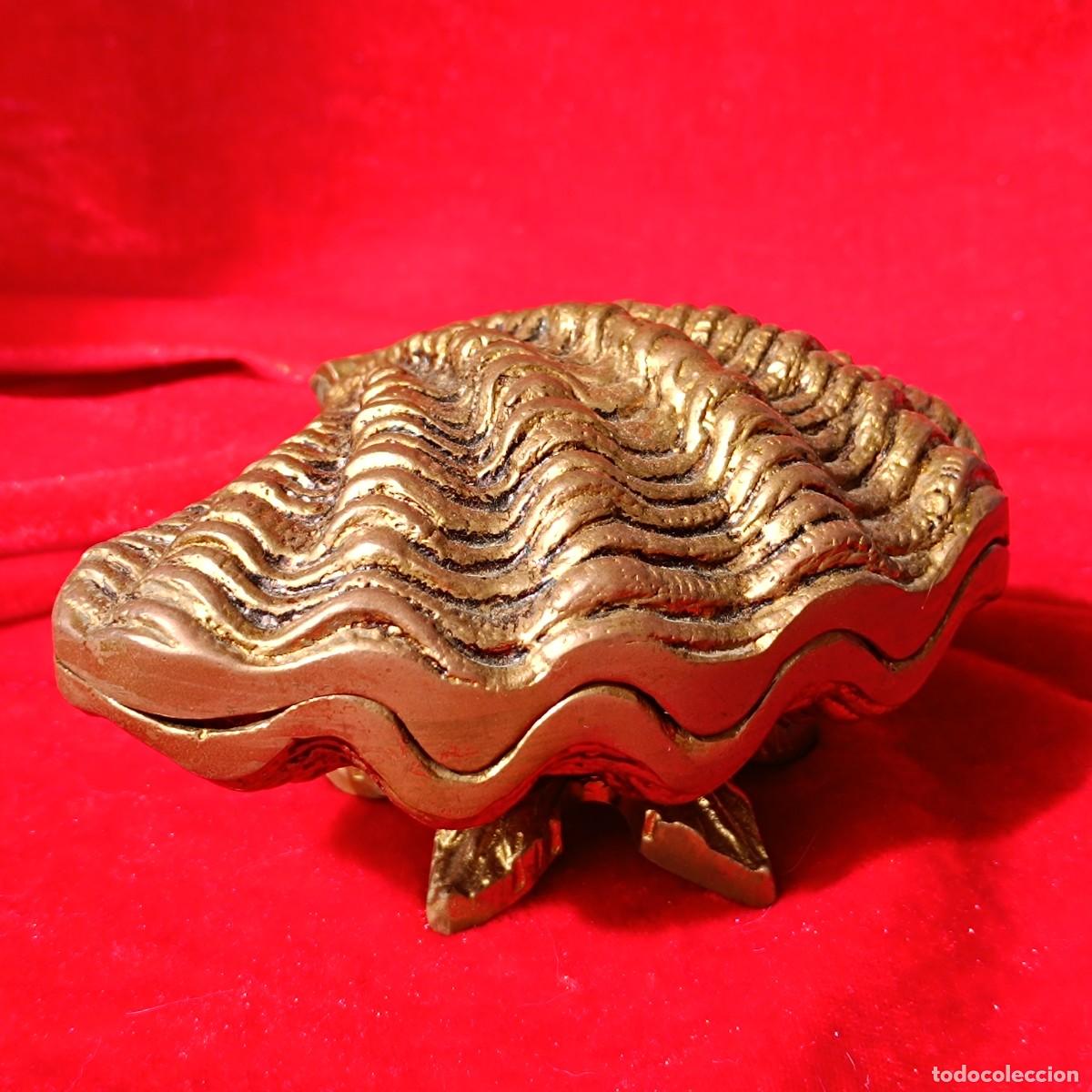 Cajas y cajitas met&aacute;licas: Caja joyero concha de bronce vintage, interior terciopelo rojo