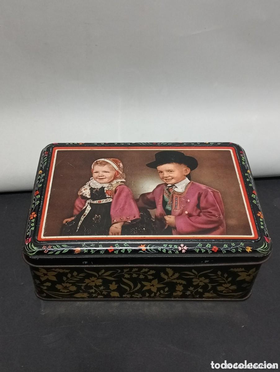 Cajas y cajitas met&aacute;licas: ANTIGUA CAJA DE HOJALATA REPRESENTANDO DOS NI&Ntilde;OS CON ROPA TRADICIONAL FOLCLORICA