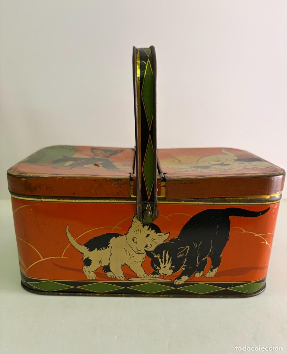 Cajas y cajitas met&aacute;licas: Antigua Caja de Lata Cesta de P&iacute;cnic J.J. Carnaud - Litograf&iacute;a de Gatos y Perro, Art D&eacute;co c. 1920