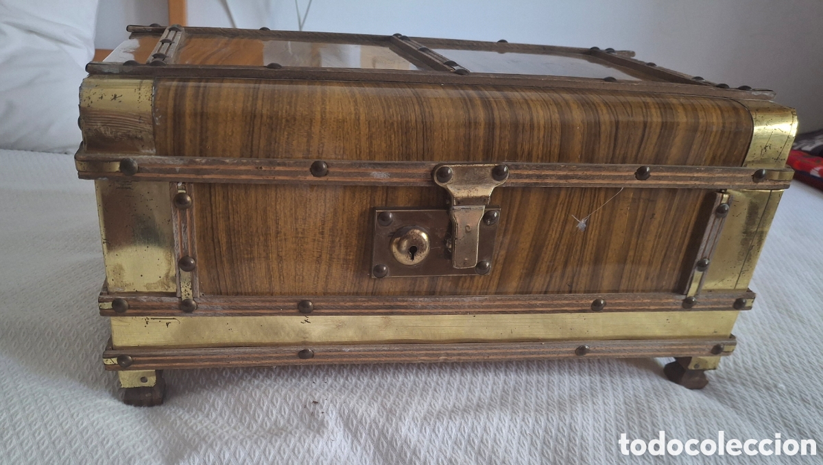 Cajas y cajitas met&aacute;licas: COFRE DE MADERA FORRADA Y METAL