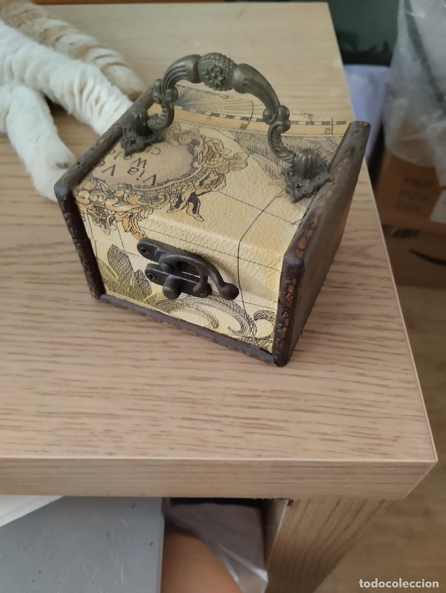 Cajas y cajitas met&aacute;licas: cajita de madera con mapa vintage