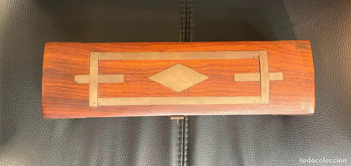 Cajas y cajitas met&aacute;licas: Caja de madera - Plumier con tres departamentos en el interior. Dibujo en taracea en tapa y esquinas
