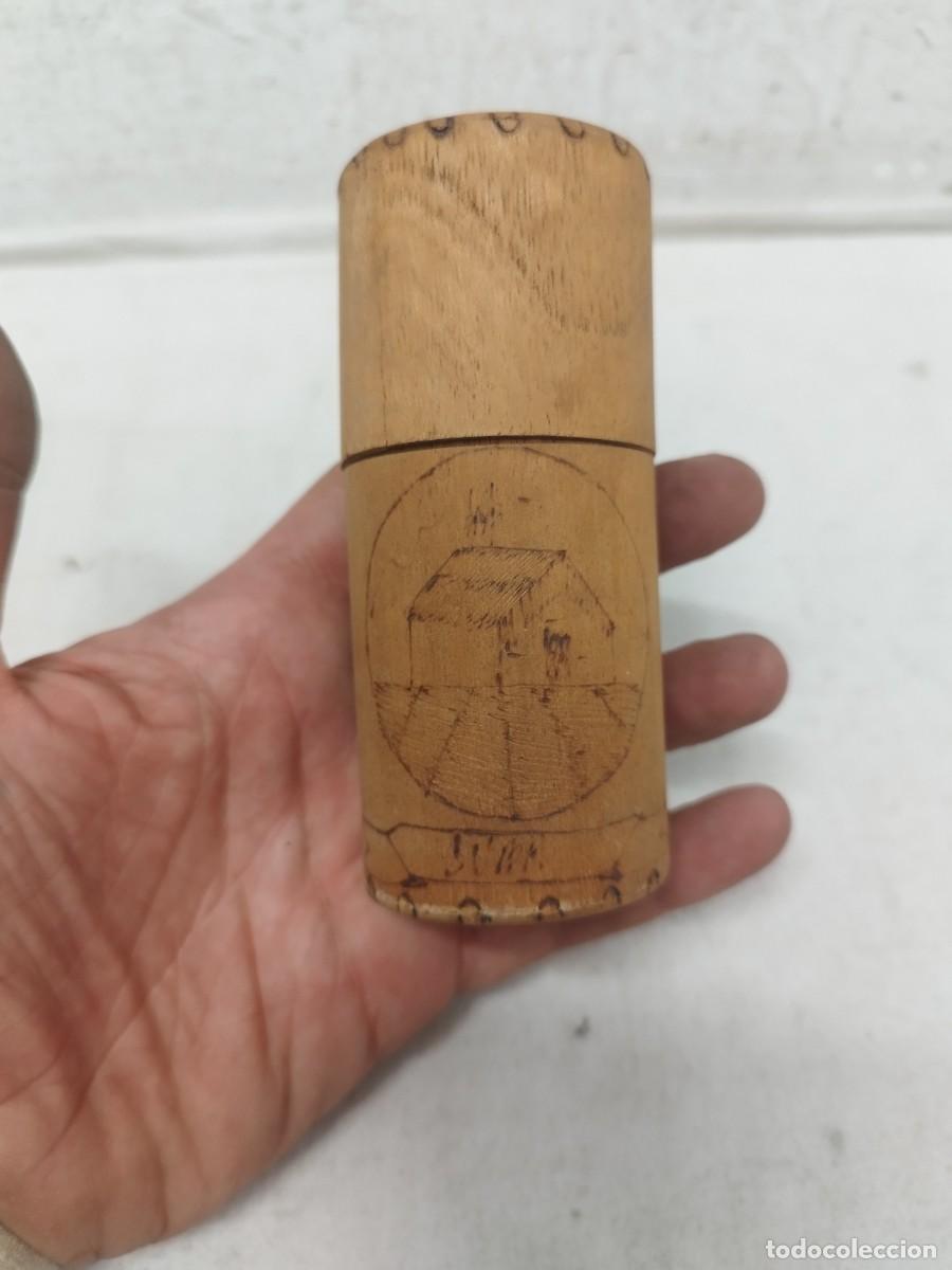 Cajas y cajitas met&aacute;licas: Antiguo estuche, caja cilindrica de madera a identificar. Grabada una hoja tipo tabaco y una casa.