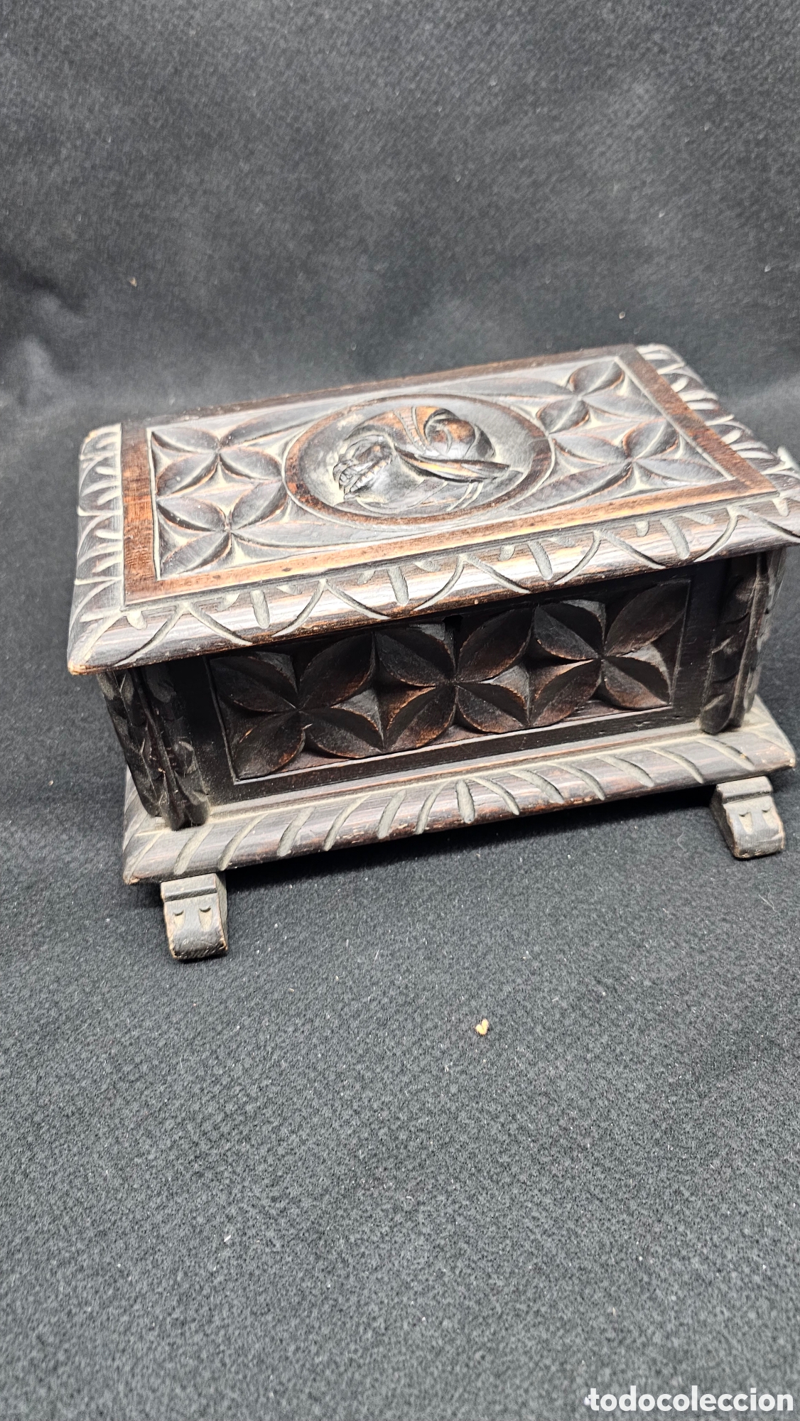 Cajas y cajitas met&aacute;licas: Antiguo cofre de madera tallada