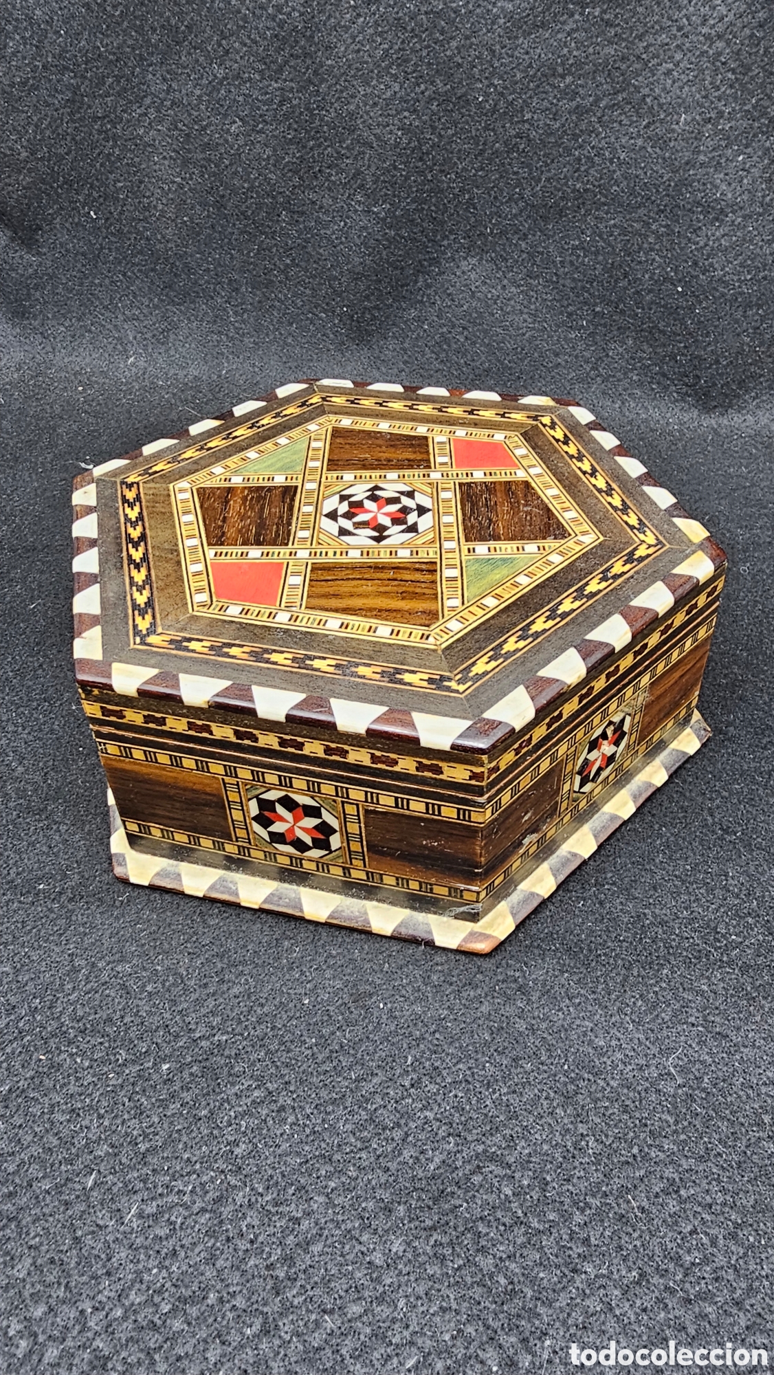 Cajas y cajitas met&aacute;licas: Antigua cajita en marqueter&iacute;a