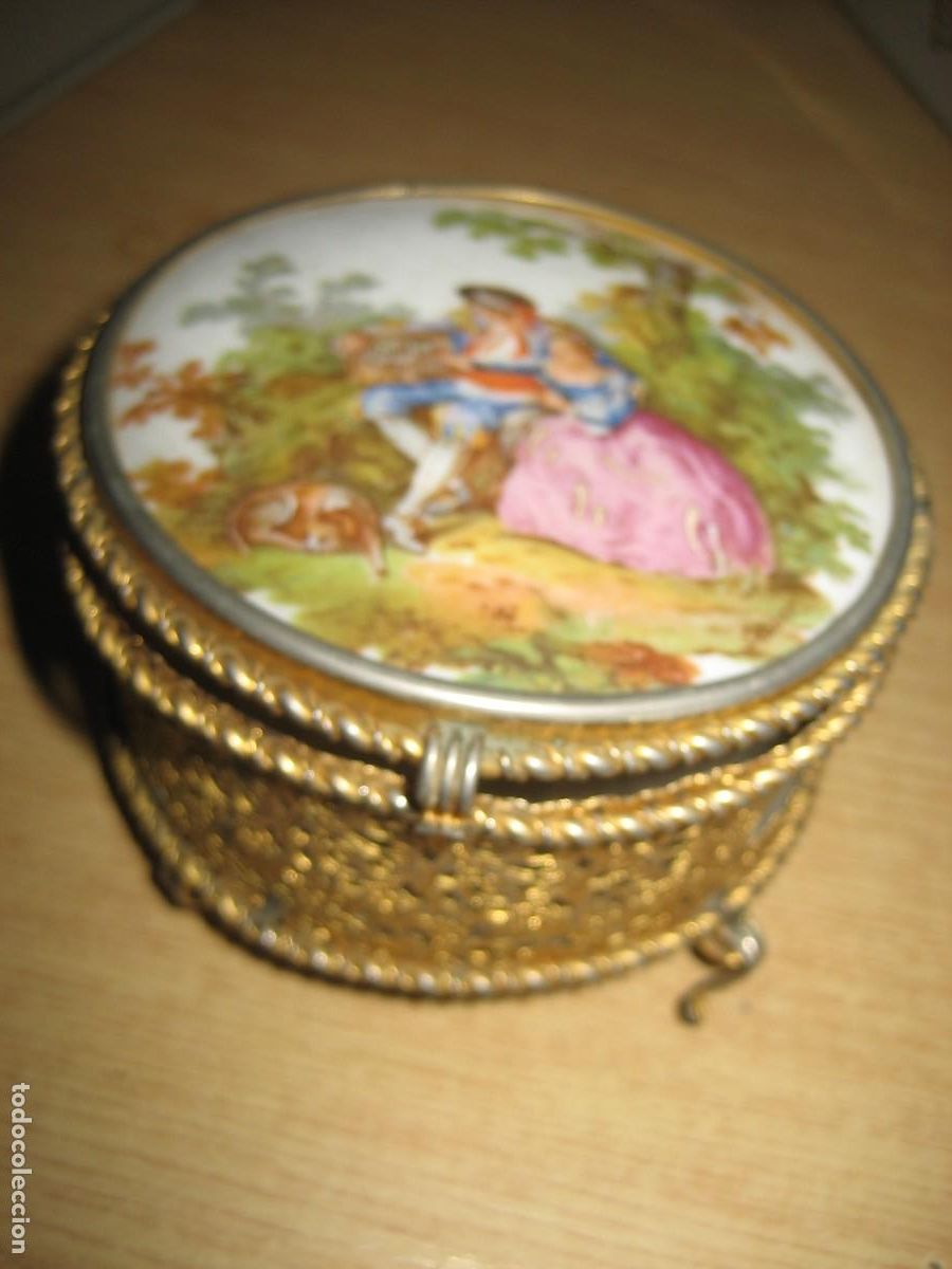 Cajas y cajitas met&aacute;licas: Caja Joyero , con espejo en interior 8,50 /4 cm . escena bucolica en porcelana