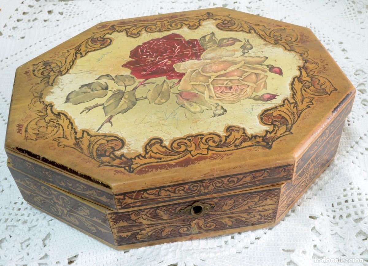 Cajas y cajitas met&aacute;licas: Caja de madera antigua decorada en forma de oct&oacute;gono con escena de flores, para resturaci&oacute;n