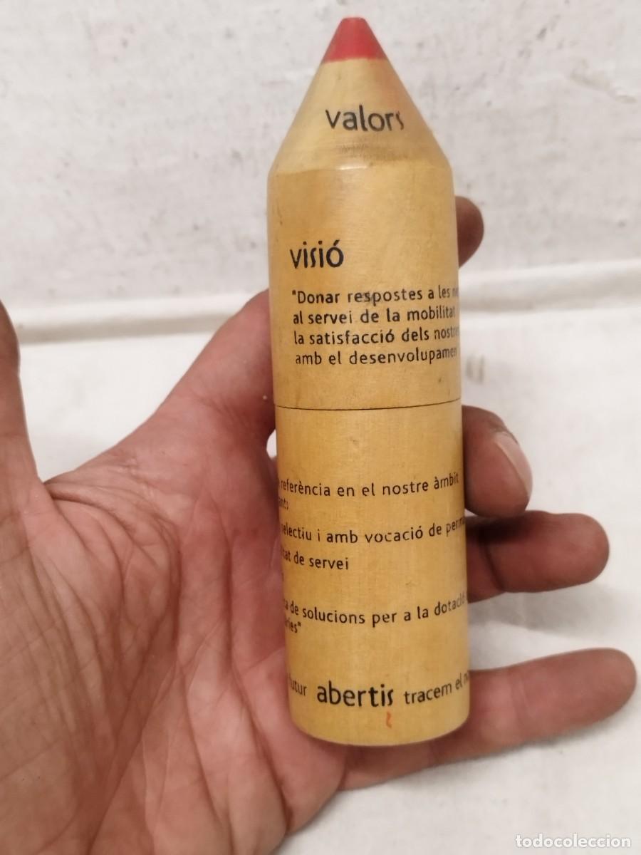Cajas y cajitas met&aacute;licas: Caja de madera cil&iacute;ndrica en forma de l&aacute;piz de color. Publicidad Abertis. Lapicero, estuche.