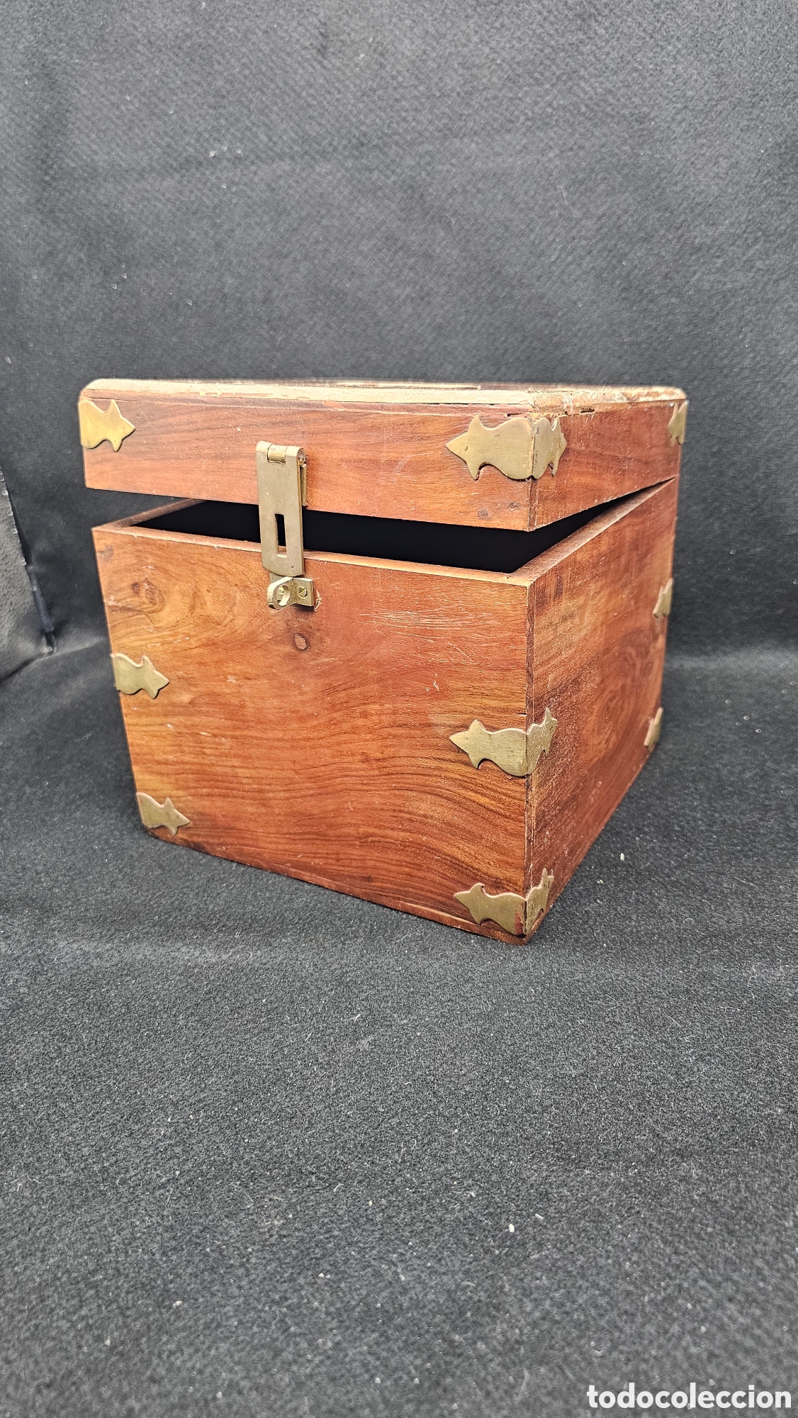 Cajas y cajitas met&aacute;licas: Caja de madera con decoraci&oacute;n en lat&oacute;n