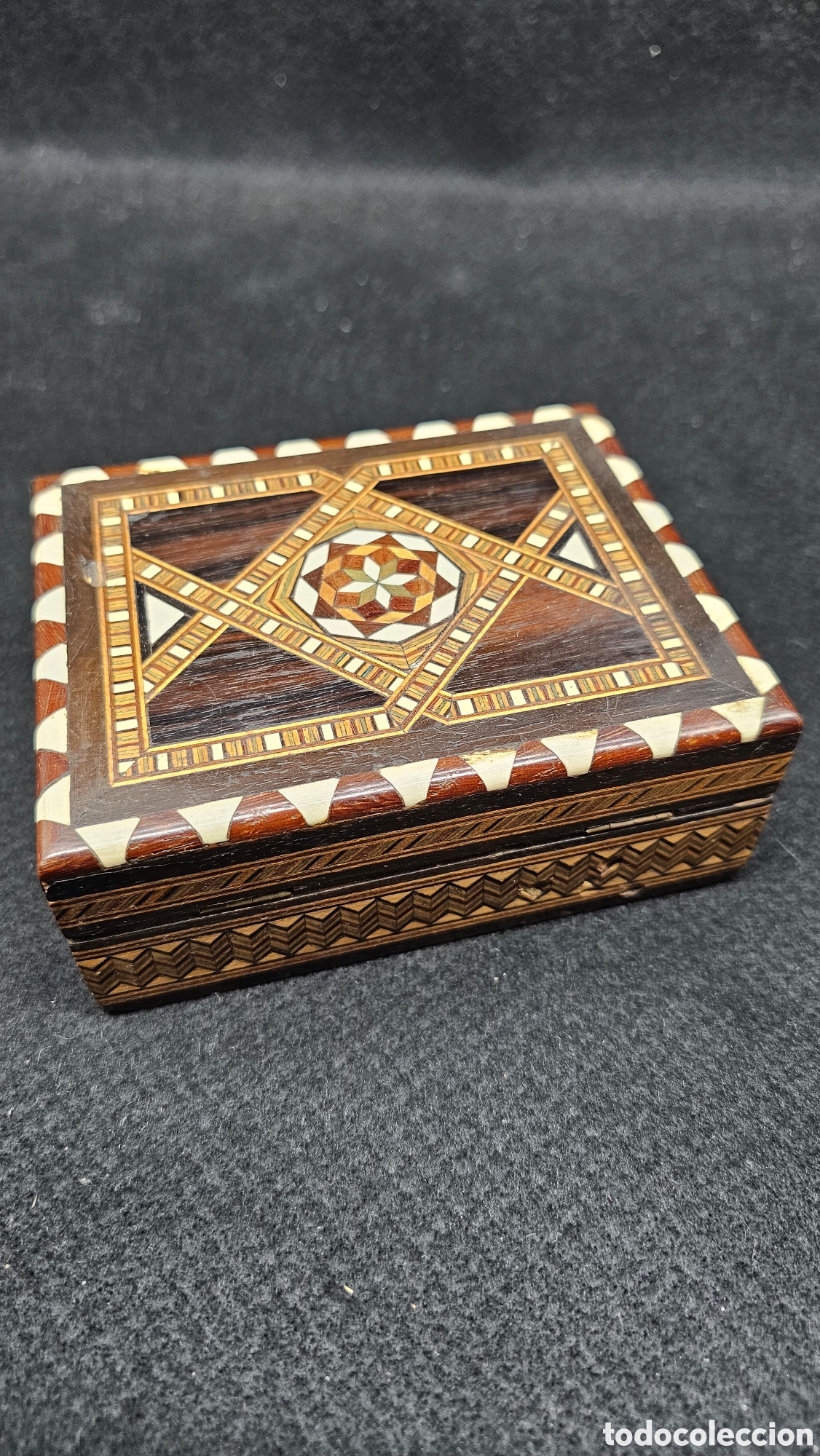 Cajas y cajitas met&aacute;licas: Antigua caja en marqueter&iacute;a