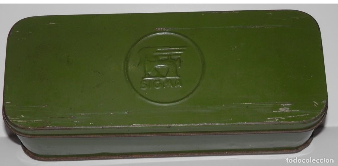 Cajas y cajitas met&aacute;licas: ANTIGUA CAJA DE HIERRAMIENTAS DE LAS MAQUINAS DE COSER SIGMA