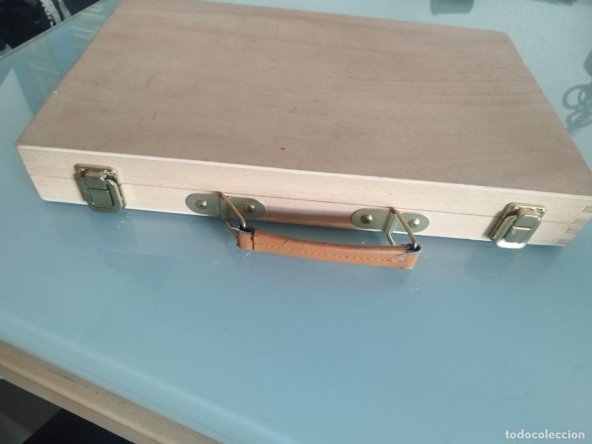 Cajas y cajitas met&aacute;licas: Malet&iacute;n de madera, caja con asa. El interior a restaurar. En buen estado.