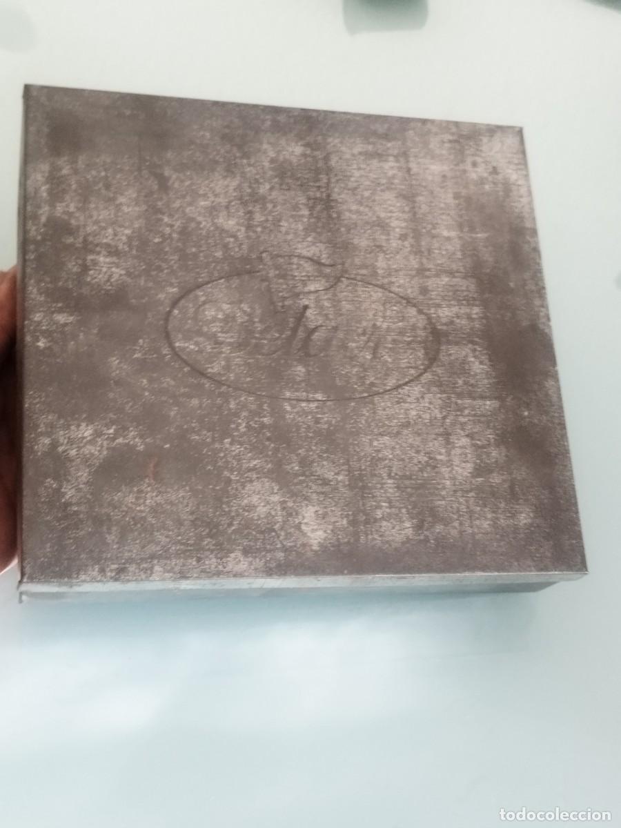 Cajas y cajitas met&aacute;licas: Antigua caja met&aacute;lica Delacre siglo XIX. Chocolates y galletas. Vac&iacute;a.