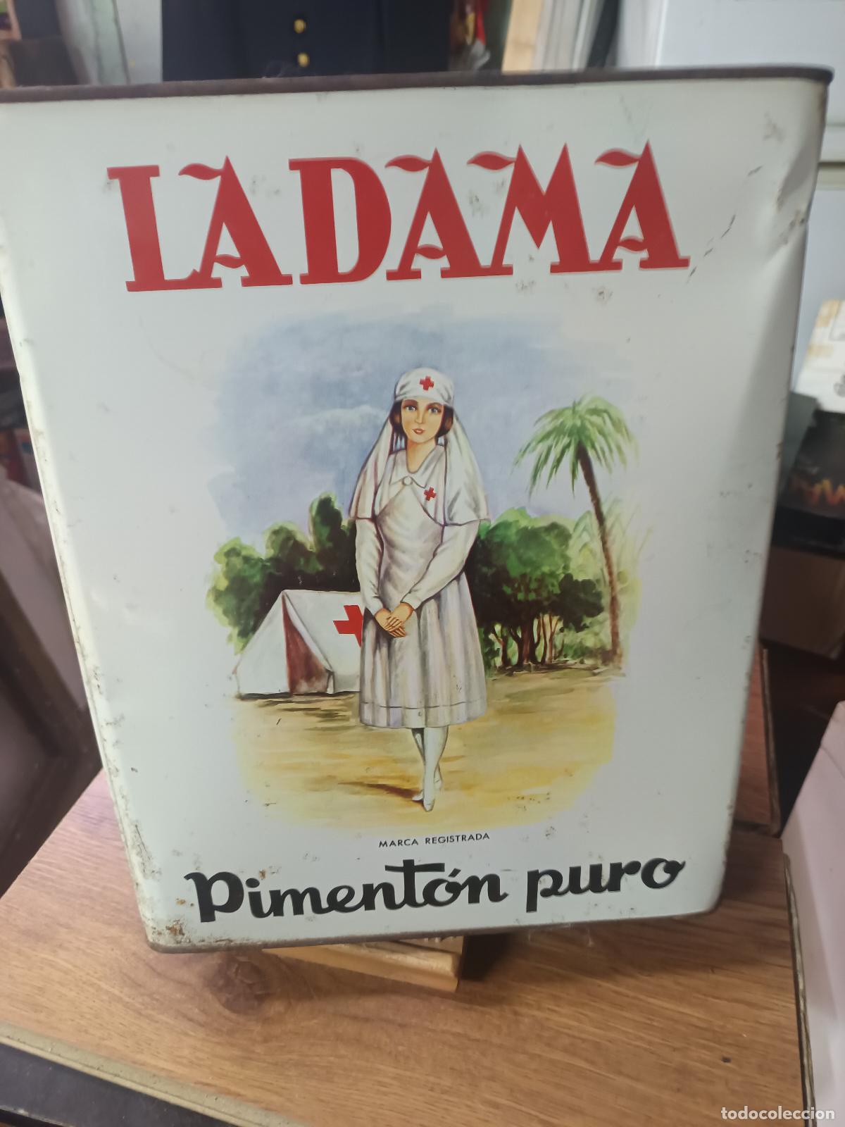Cajas y cajitas met&aacute;licas: ANTIGUA LATA PIMENTON PURO LA DAMA, MENGUAL Y MARTINEZ, ESPINARDO MURCIA, DE 11,5KGS. 32X26X19 CM.