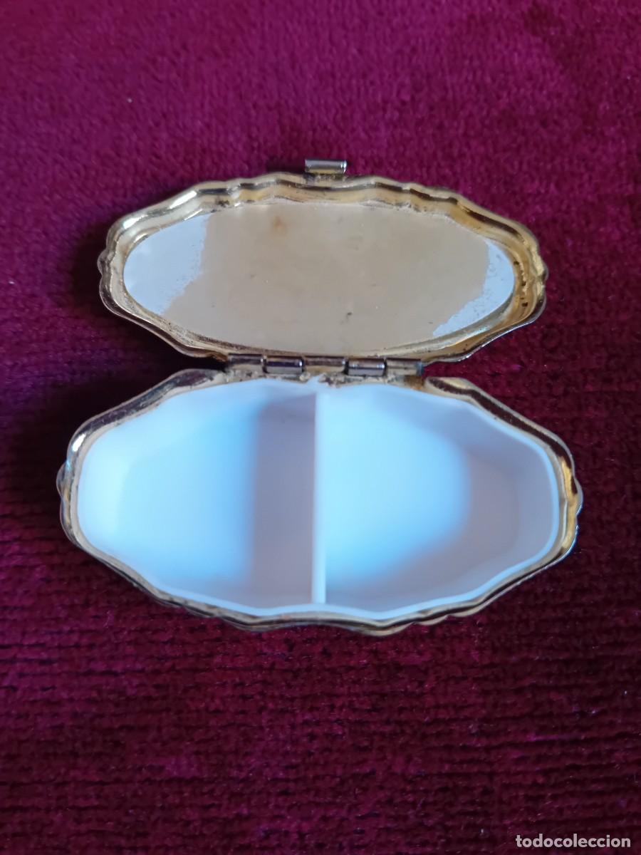 Cajas y cajitas met&aacute;licas: Pastillero con doble compartimento d&eacute;cada de los 80 - Foto 2